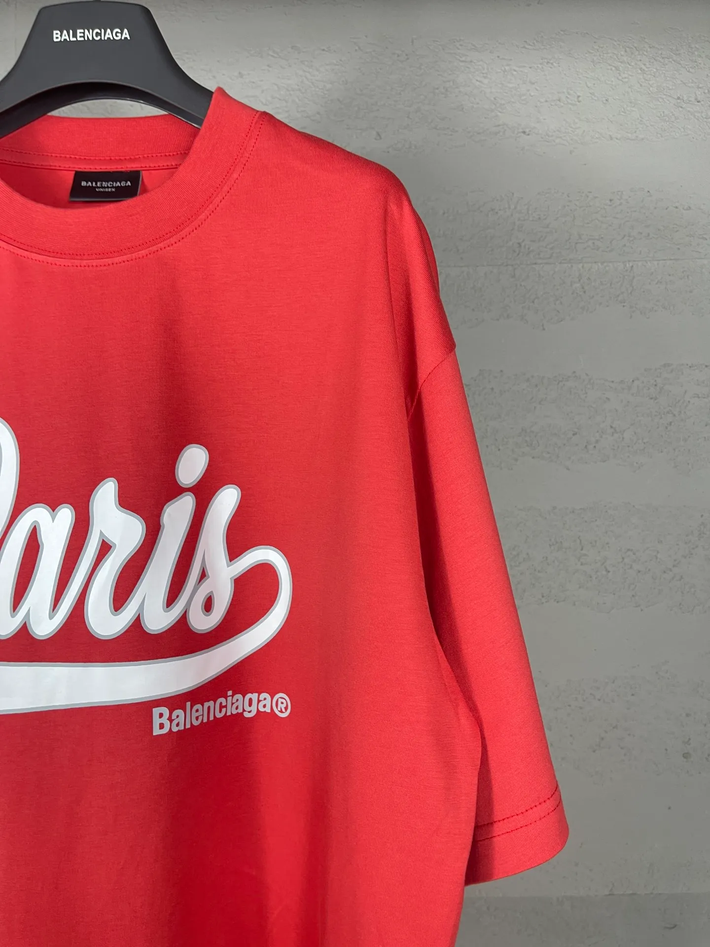 【 . Quality】BALENCI*GA/ .SS 24 New Arrival， enjoy Paris T . . Authentic ， ！ ZP 。 260 ， . ， ，。 。 . ， 。 OS . Same Style ：BL 233370 : .Red Size：XS S M L